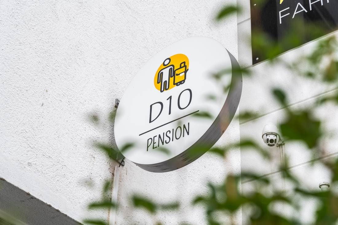 D10 Pension Logo am Gebäude